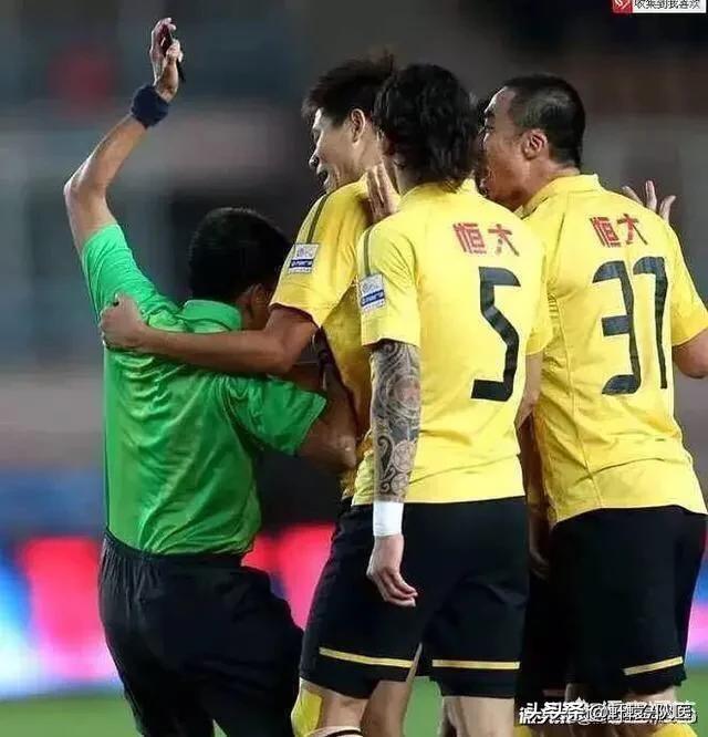 王燊超进球被判无效禁区怒推裁判，上港多名球员参与围攻主裁，大家怎么看？